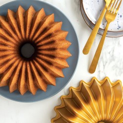 Brilliance Bundt Pan Dourada